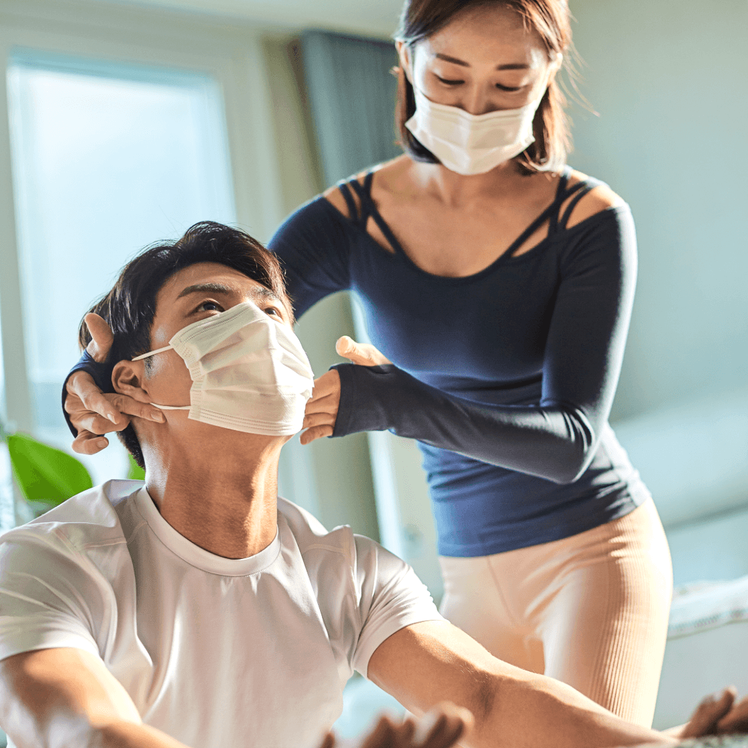 전문 코치가 집에서 진행하는 방문 PT 수업 장면